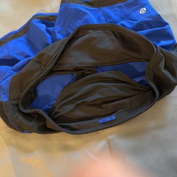 Lululemon running shorts, blue and black, size 8 - Picture 5 of 5